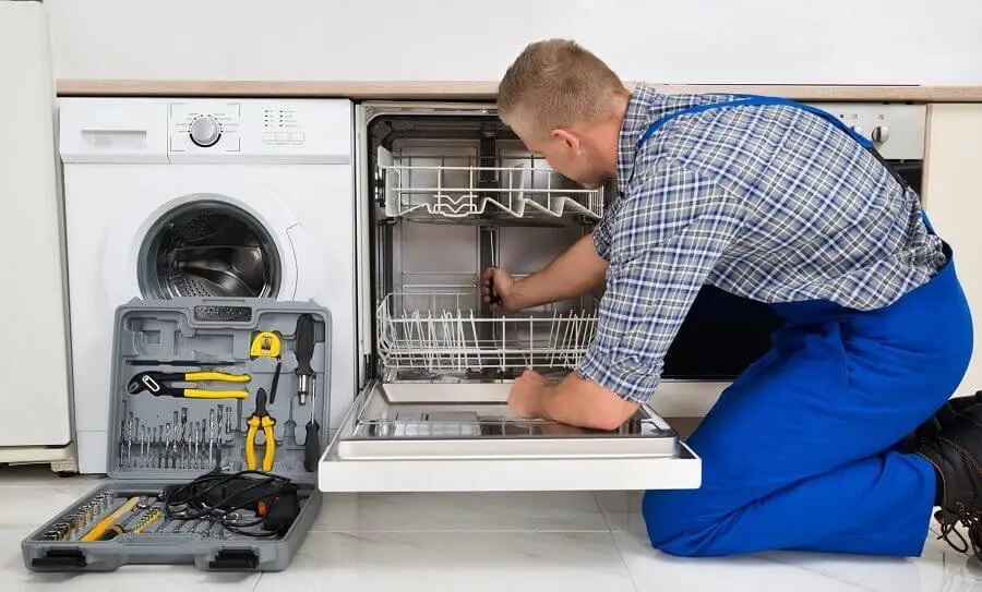 Adapazarı Siemens servisi teknisyen ekibi beyaz eşya tamiri yaparken